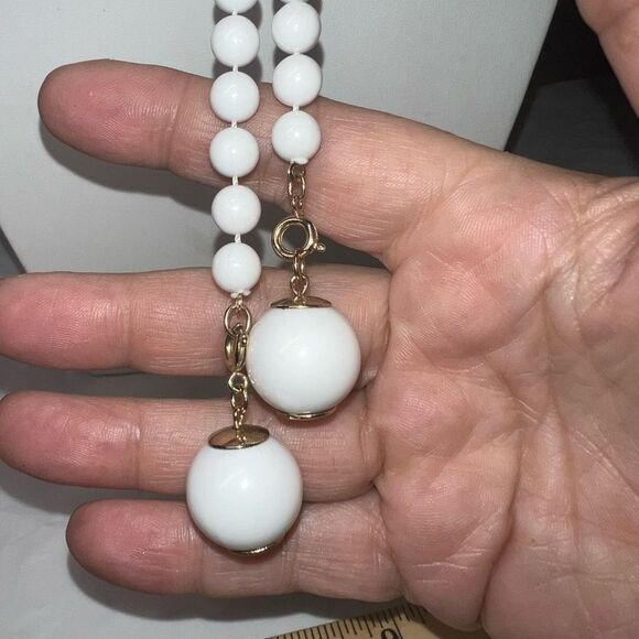 Sara Coventry Signed Vintage White Bead Gold Tone Floral MCM Y Necklace - Picture 4 of 8